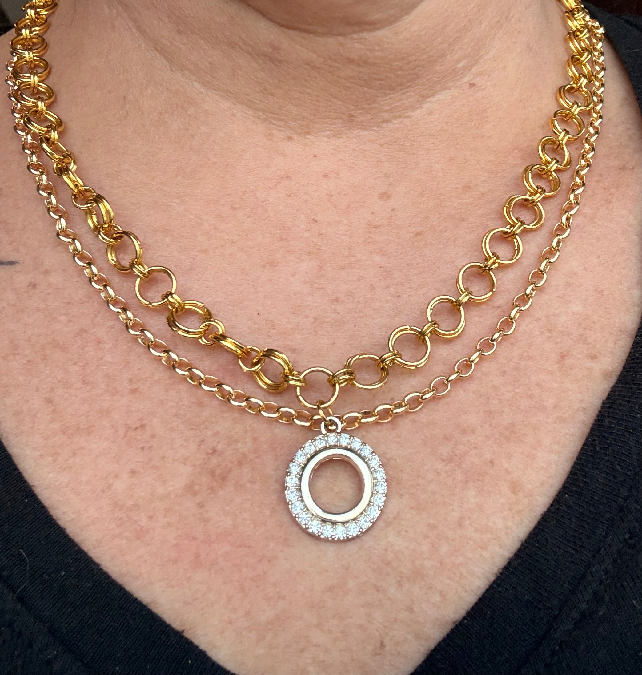 Chainmail gold necklace with charm